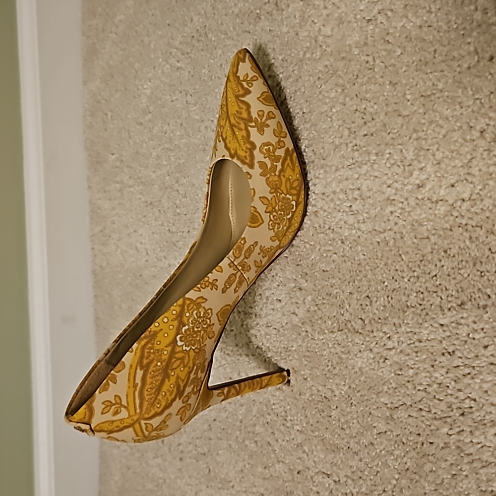 Sam Edelman Hazel Pointed Toe tumeric fabric Heel, gorgeous Pattern. Size 8